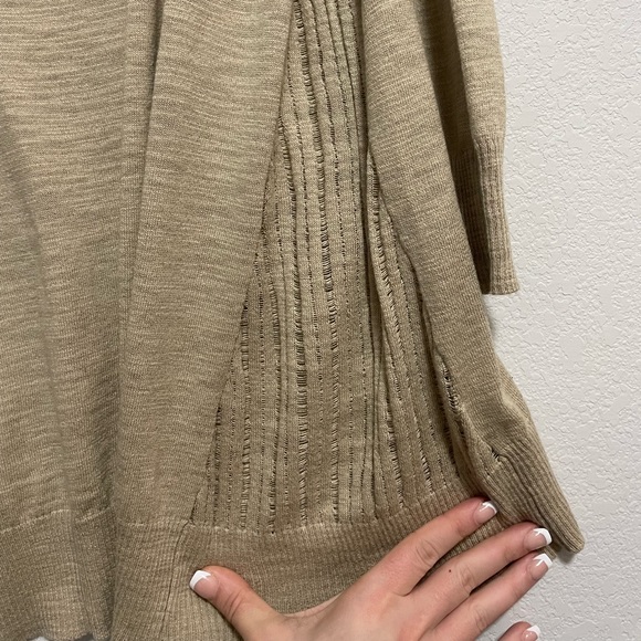 Cable & Gauge Women’s Tan Sweater Size Medium - Picture 4 of 11